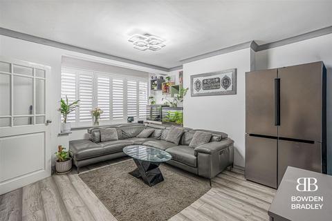 2 bedroom flat for sale, Chalford Walk, Woodford Green, IG8
