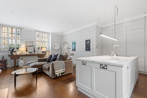 3 bedroom mews to rent, Kersley Mews, London