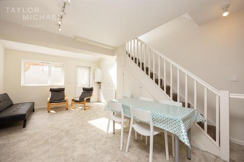 6 bedroom terraced house to rent, Edinburgh Road, Brighton