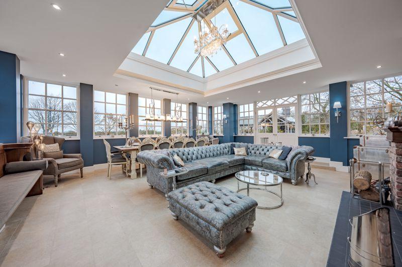 Living room/ dining