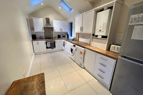 5 bedroom semi-detached house to rent, Brook Road, Manchester, M14 6UH