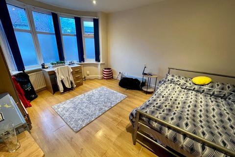 5 bedroom semi-detached house to rent, Brook Road, Manchester, M14 6UH
