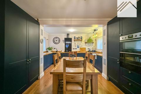 2 bedroom bungalow for sale, Linroping Avenue, Canvey Island