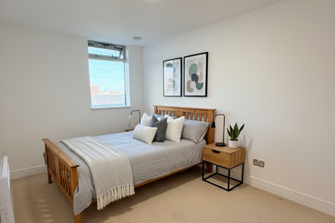 3 bedroom apartment to rent, Gerry Raffles Square, London