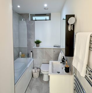 3 bedroom apartment to rent, Gerry Raffles Square, London