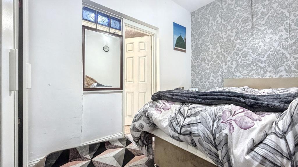 Bright, neatly presented double bedroom with pa...