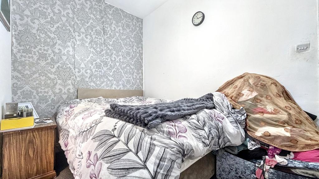 Bright, neatly presented double bedroom with pa...