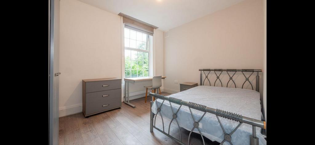 Bright, neatly presented double bedroom with a ...