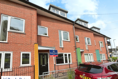 3 bedroom terraced house to rent, High Street, Newcastle ST5