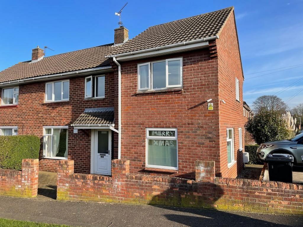 A charming exterior view of the property showca...