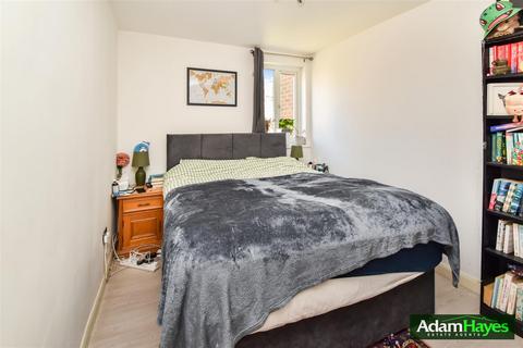 3 bedroom apartment to rent, Diploma Court, East Finchley N2