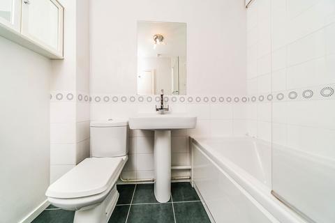 2 bedroom flat to rent, Dorchester Court, Liebenrood Road, Reading, RG30