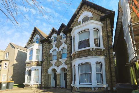 1 bedroom flat for sale, Chaucer Road, Bedford, MK40