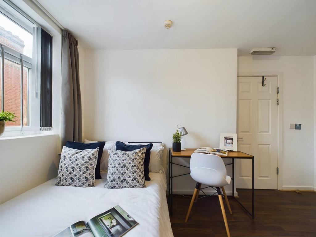 Bright, tidy double bedroom with a comfortable ...