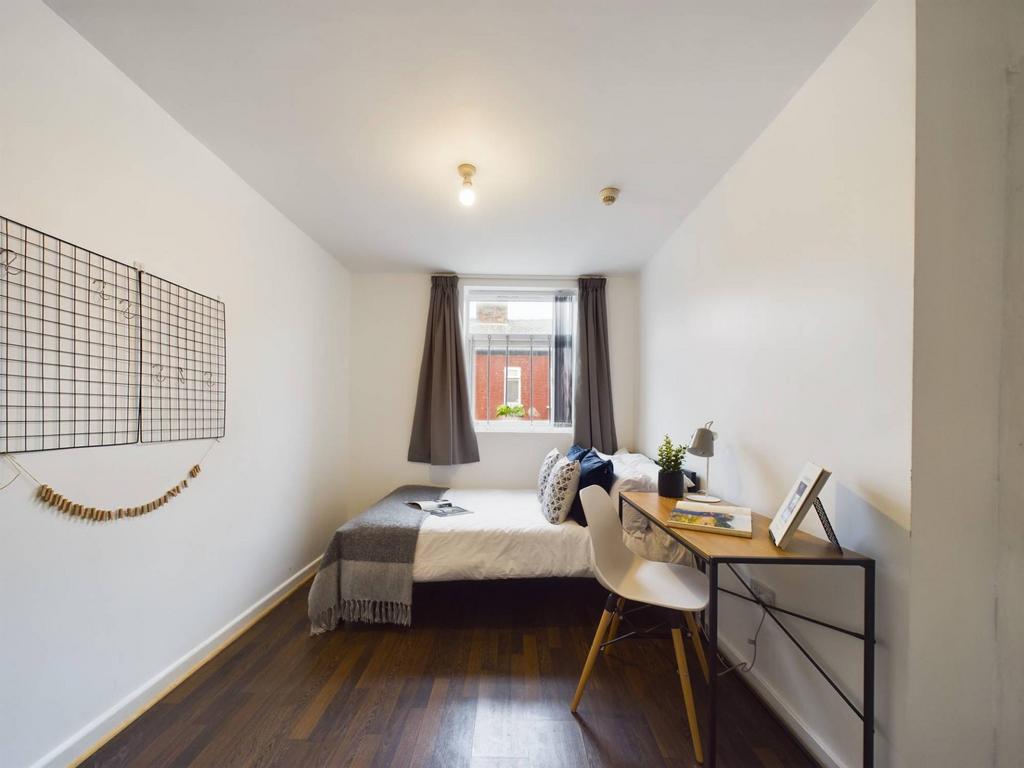 Bright, neatly presented single bedroom with a ...