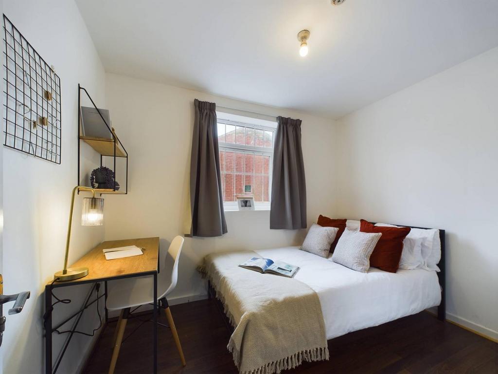 Bright, tidy single bedroom with a comfortable ...