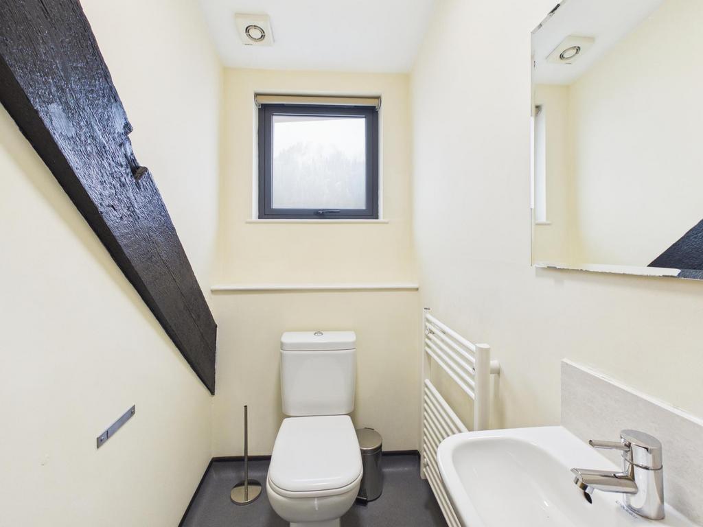 Compact, well-presented WC with modern white sa...