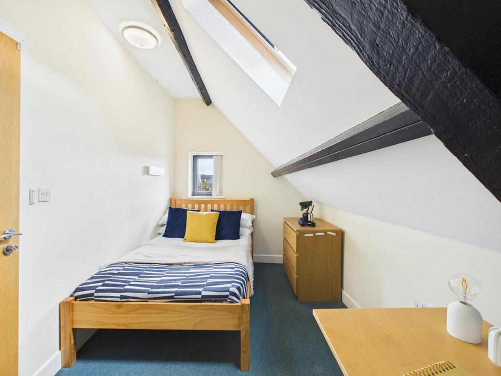 Bright, neatly presented double bedroom in a lo...