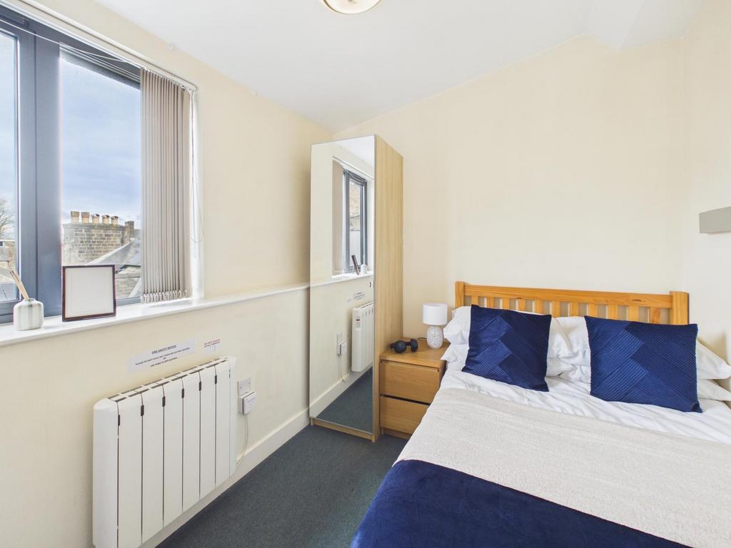 Bright, tidy single bedroom with a comfortable ...