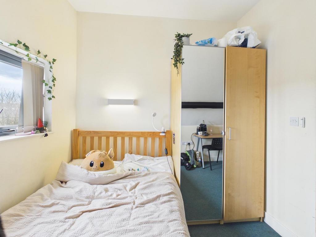 Bright single bedroom with a window providing n...
