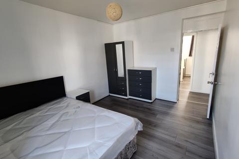 3 bedroom flat to rent, Southcott House, Devons Road, London