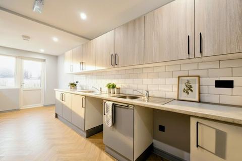 6 bedroom semi-detached bungalow to rent, Bluefield Close, Hampton TW12