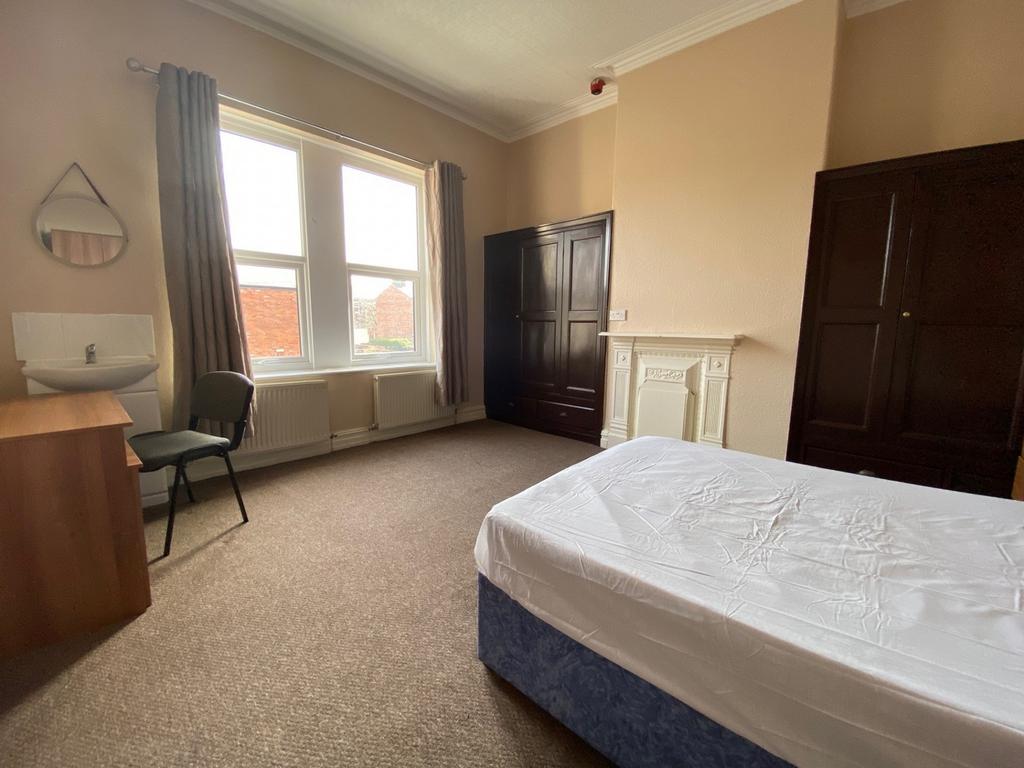 A spacious and bright double bedroom perfect fo...