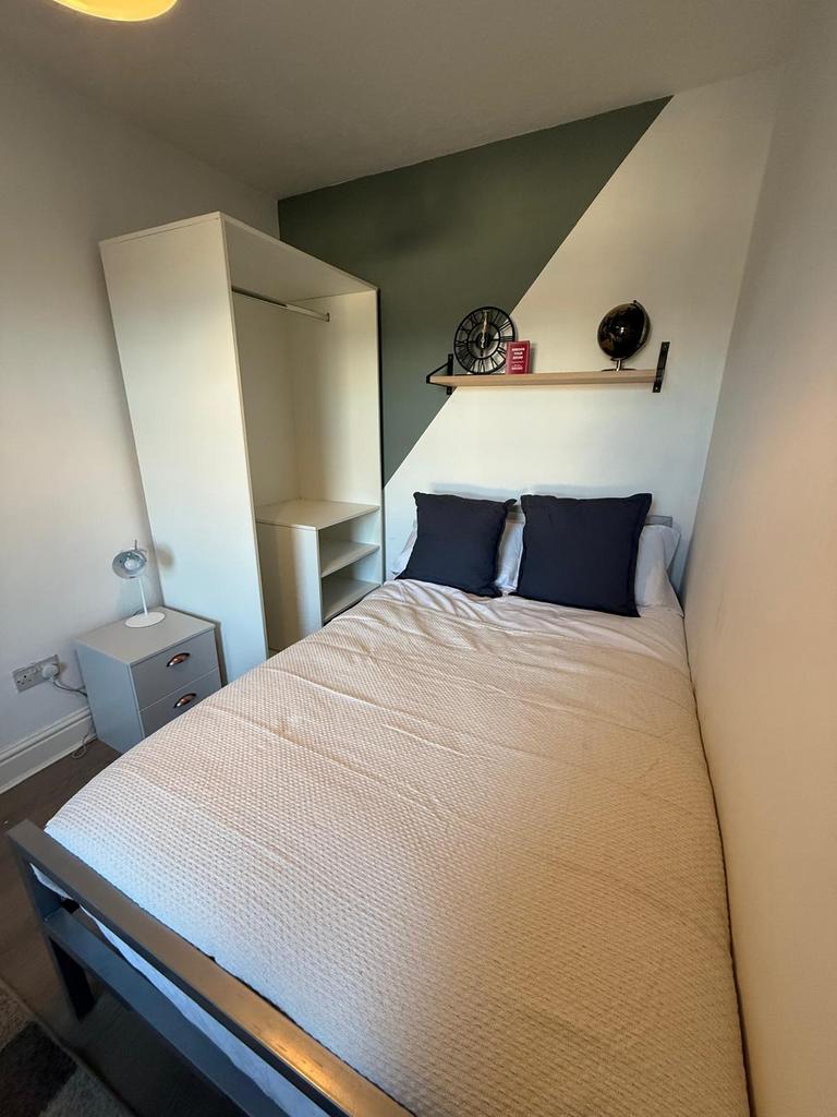 Bright, neat bedroom with a comfortable double ...