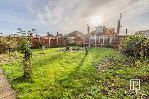 4 bedroom chalet for sale, Manor Way, Holland-On-Sea, Clacton-On-Sea