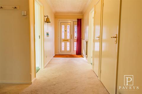 4 bedroom chalet for sale, Manor Way, Holland-On-Sea, Clacton-On-Sea