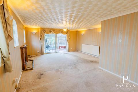 4 bedroom chalet for sale, Manor Way, Holland-On-Sea, Clacton-On-Sea