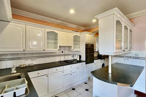 3 bedroom semi-detached house for sale, Vicarage Farm Road, Heston TW5