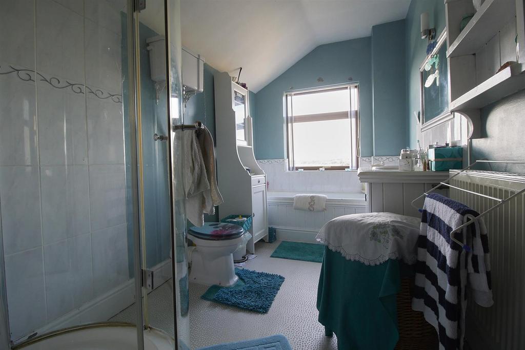 Family bathroom to rear