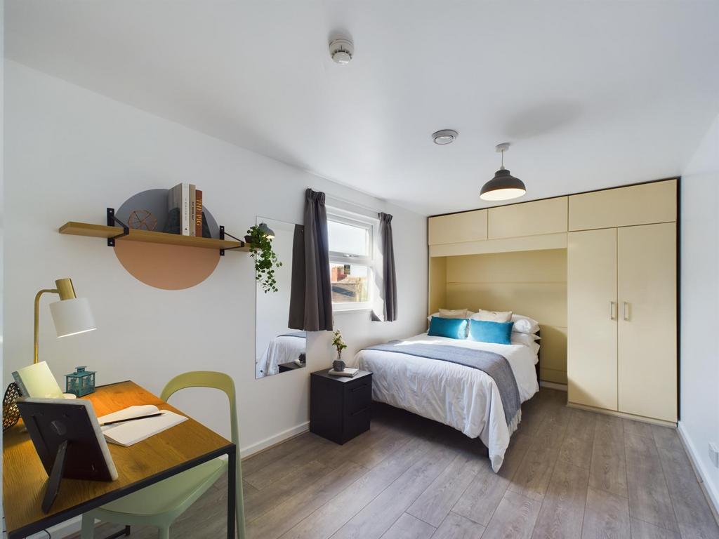 A bright and tidy bedroom featuring a single be...