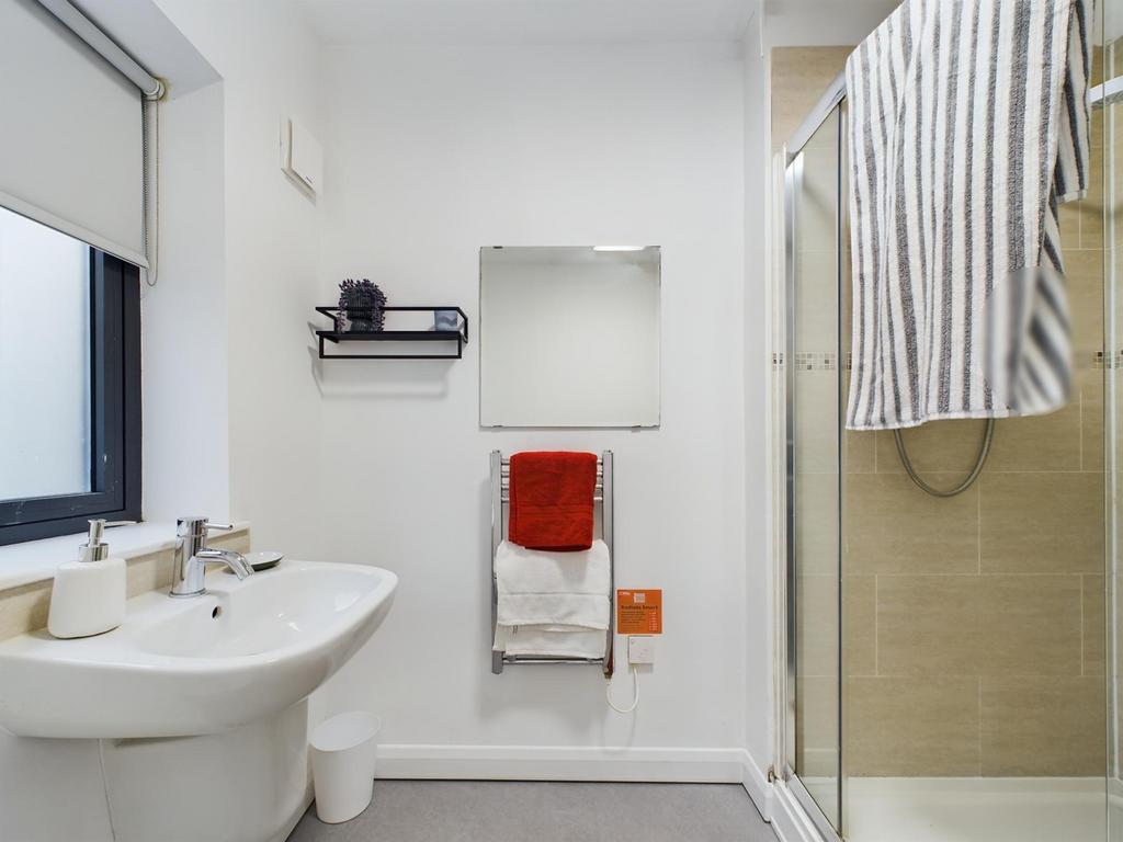 A modern and clean bathroom featuring a spaciou...