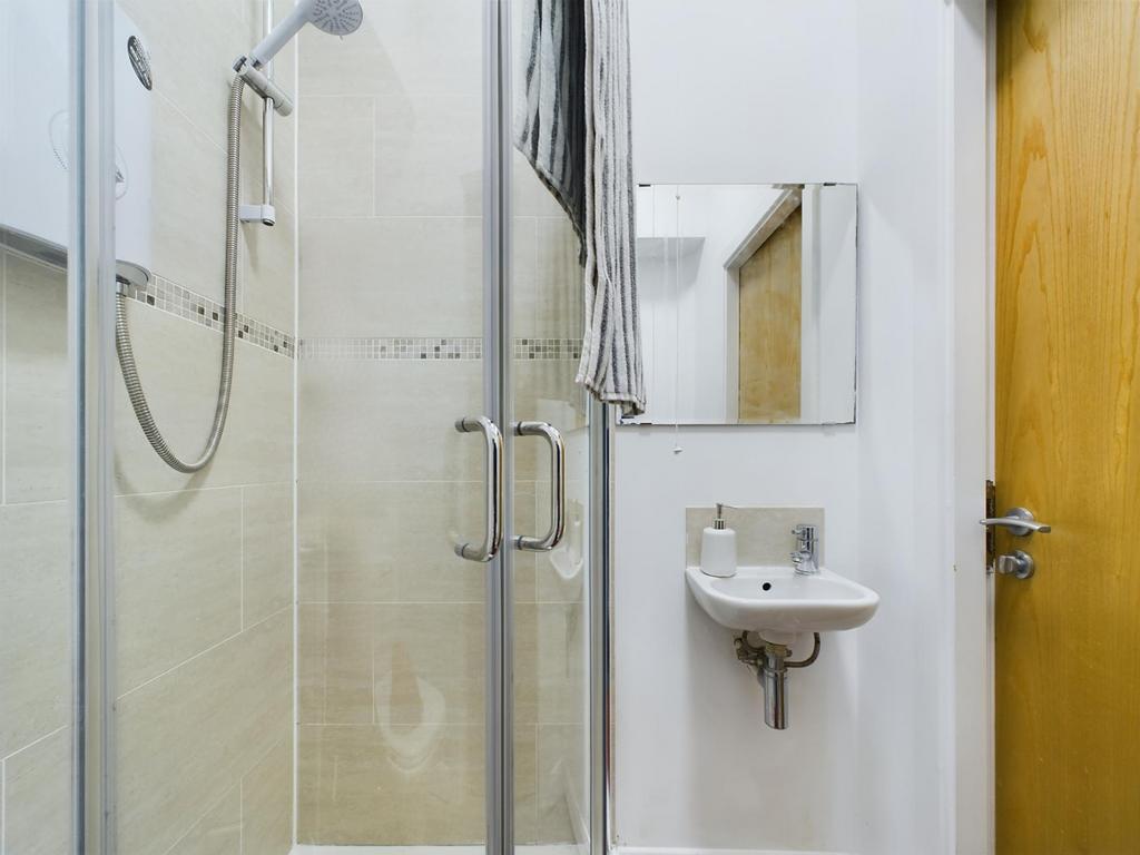 A modern and clean bathroom featuring a spaciou...
