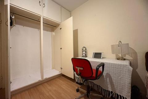 1 bedroom in a flat share to rent, Connell Crescent, London W5