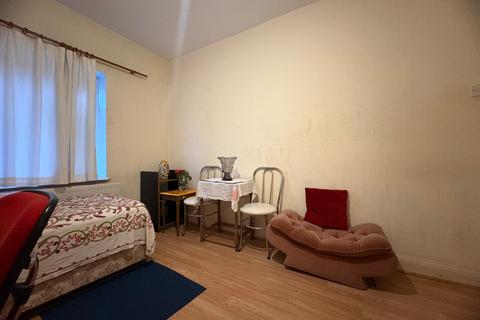 1 bedroom in a flat share to rent, Connell Crescent, London W5