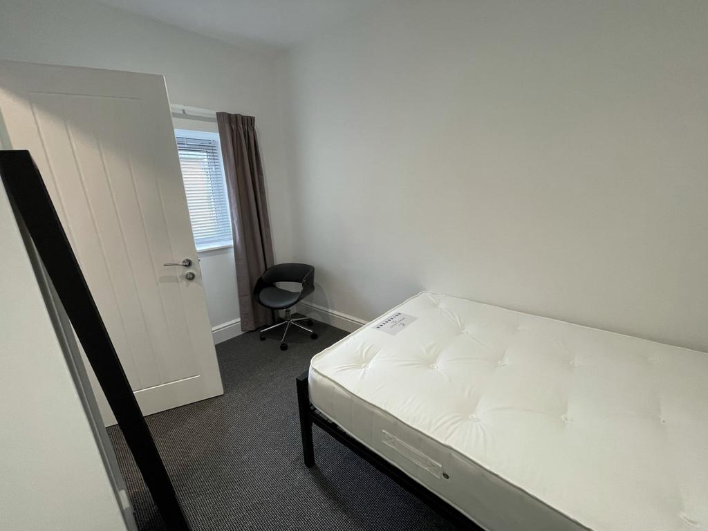 A bright and tidy double bedroom, perfect for s...