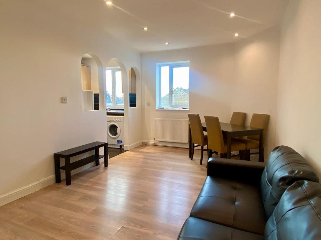 Sw19 6af London SW19 2 bed flat - £1,800 pcm (£415 pw)