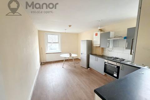3 bedroom flat to rent, Burges Road, East ham, E6 2BH