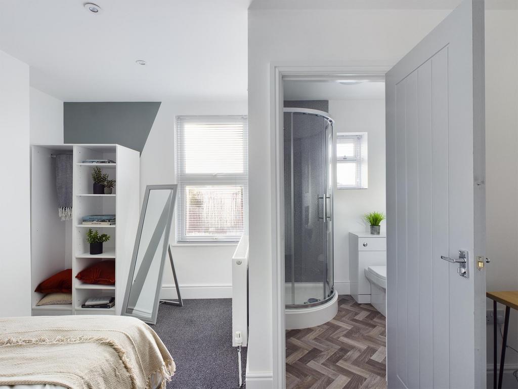 Bright, tidy double bedroom with neutral décor,...