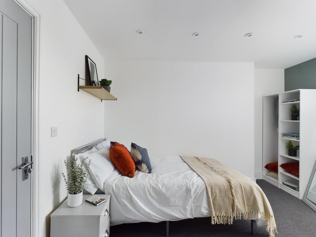 Bright, neatly presented double bedroom with a ...