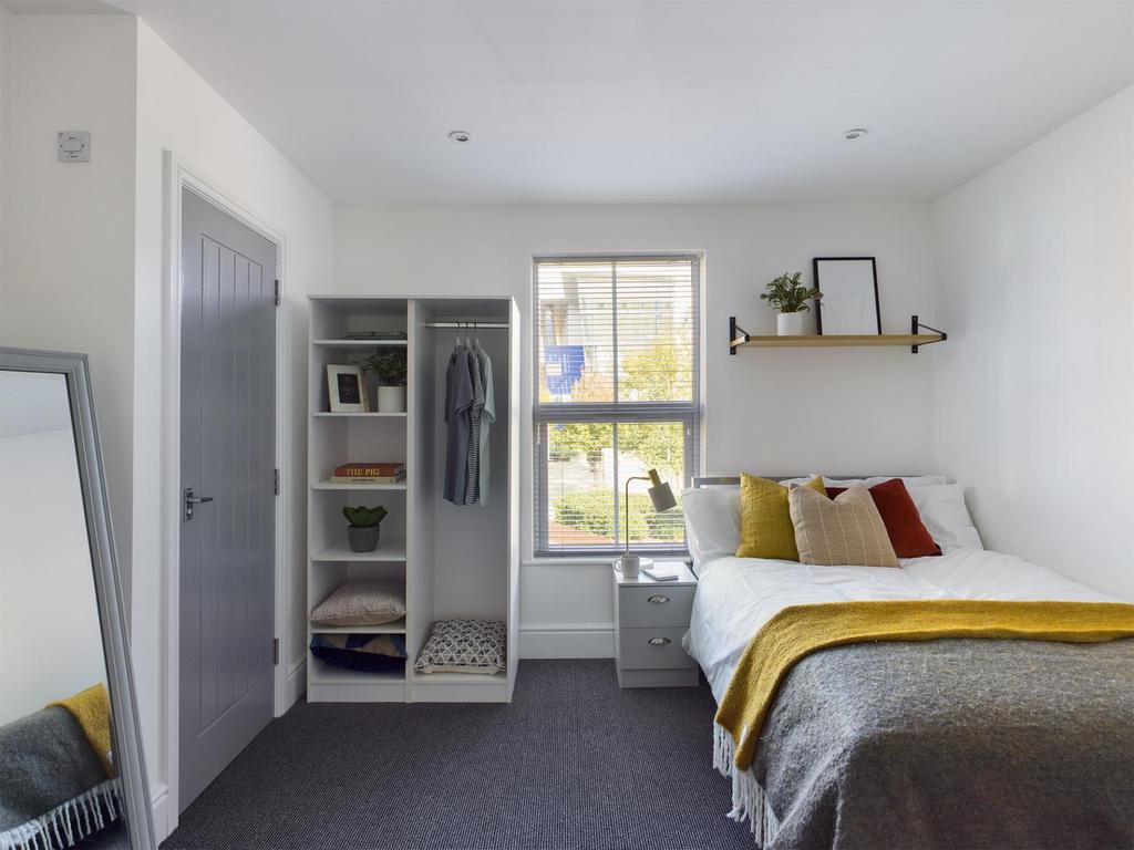 Bright, tidy double bedroom with a comfortable ...