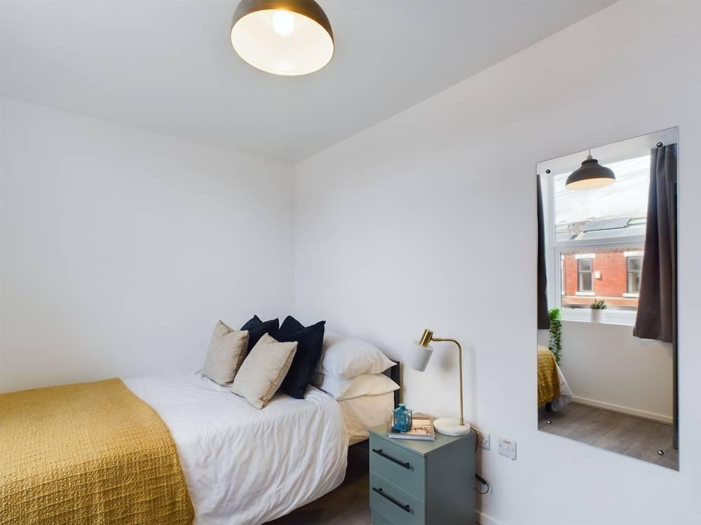 Bright, neatly presented double bedroom with cr...