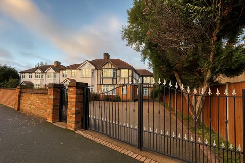 4 bedroom semi-detached house to rent, Hanworth Road, Great London TW12