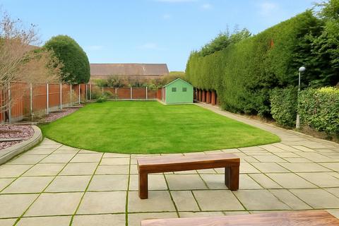 4 bedroom semi-detached house to rent, Hanworth Road, Great London TW12