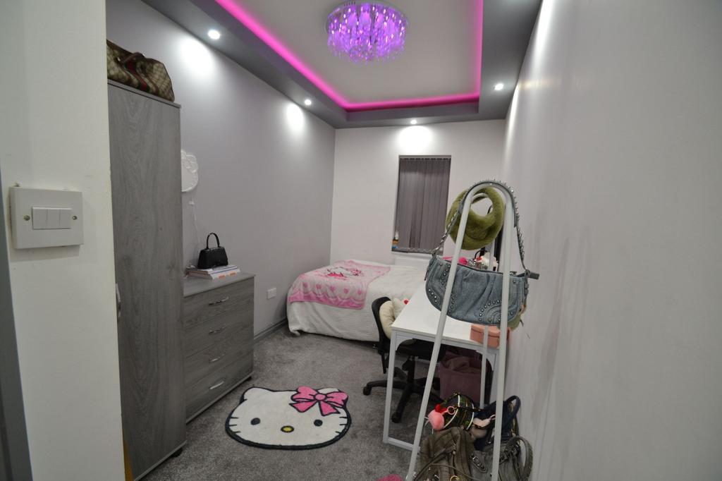 Neat single bedroom with contemporary recessed ...