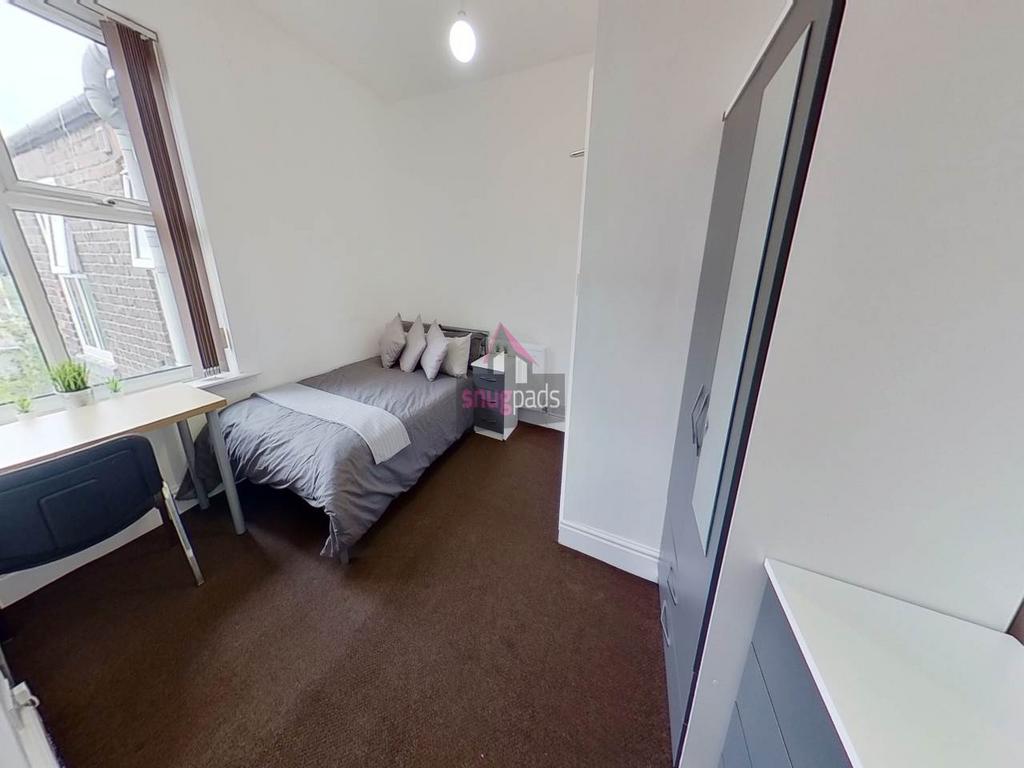 Bright, well-kept double bedroom with a comfort...