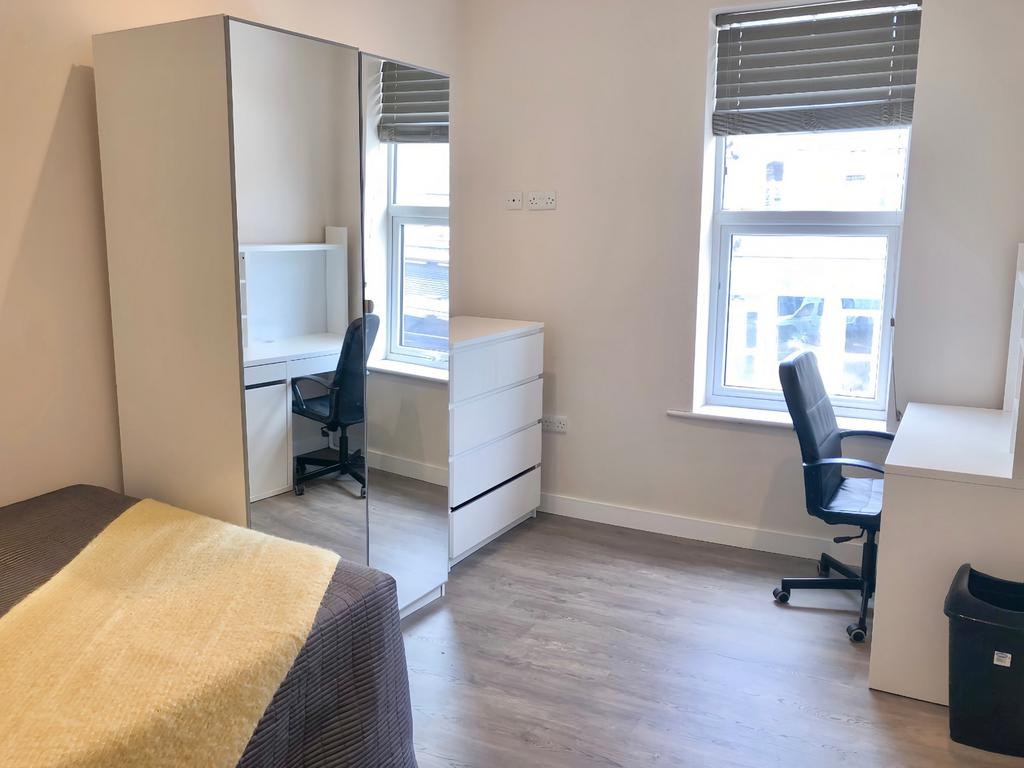 This inviting double bedroom features a spaciou...